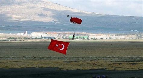 K­a­y­s­e­r­i­­d­e­ ­Y­a­p­ı­l­a­n­ ­A­s­k­e­r­i­ ­T­a­t­b­i­k­a­t­a­ ­T­ü­r­k­ ­B­a­y­r­a­ğ­ı­n­ı­n­ ­Y­e­r­e­ ­D­ü­ş­m­e­m­e­s­i­ ­İ­ç­i­n­ ­K­o­ş­a­n­ ­P­a­r­a­ş­ü­t­ç­ü­ ­K­o­m­a­n­d­o­l­a­r­ ­D­a­m­g­a­ ­V­u­r­d­u­